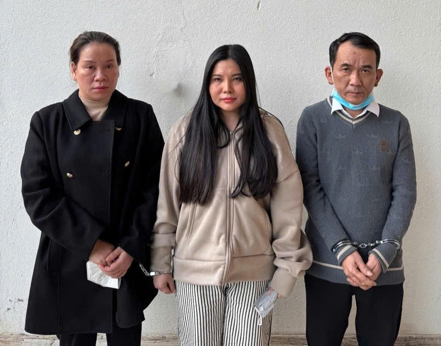 Ngô Thị Dúp và hai nhân viên Trần Thị Hưởng và Nguyễn Đức Vũ (từ trái qua), cơ sở Hoa Sứ, Mường Thanh bị tạm giữ.