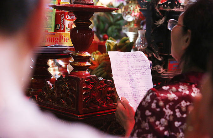 Nhiều phụ huynh ghi sẵn số báo danh, điểm thi của con đến làm lễ.