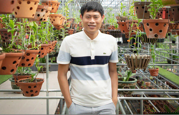 Anh Thanh Xuân bên vườn lan đột biến với nhiều năm gây dựng.