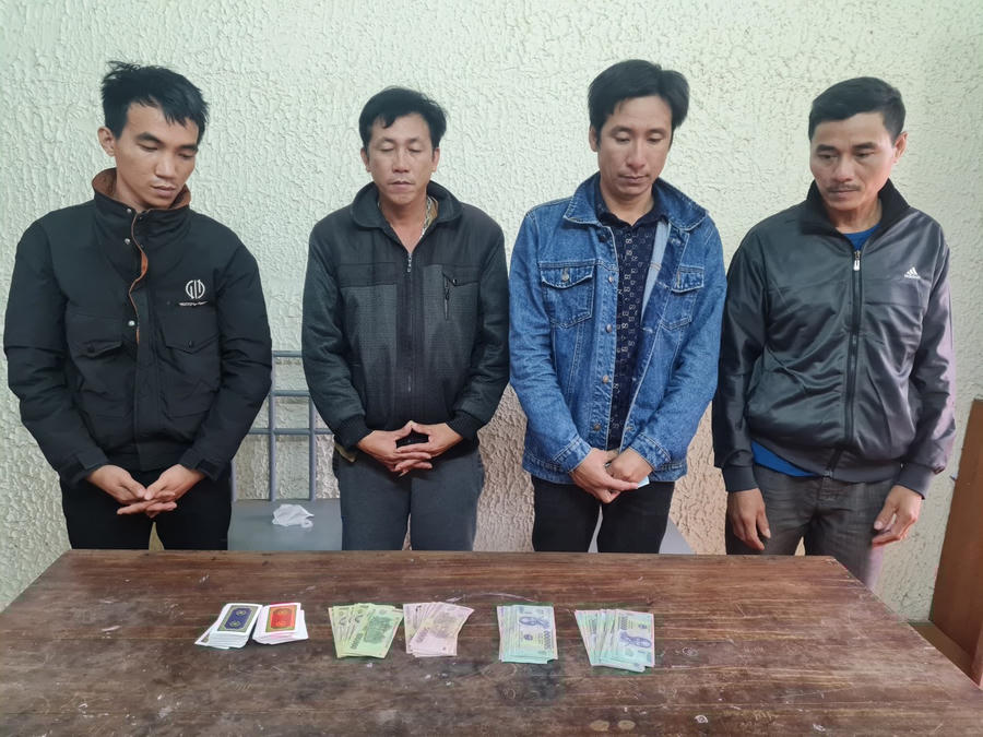 Các đối tượng đánh bạc tại cơ quan Công an.