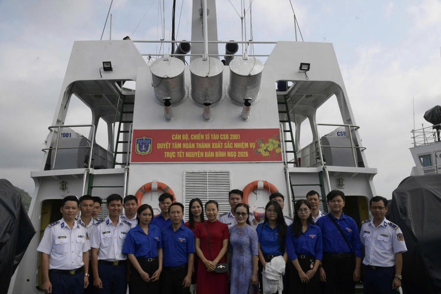 Đoàn viên thanh niên trường THPT An Thới tham quan Tàu CSB 2001.