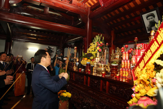 Các đại biểu dâng hương, tưởng niệm người Chí sĩ yêu nước.