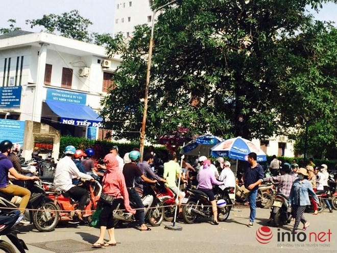 Xếp hàng dài ở khu vực gửi xe của bãi xe Viện Sức khoẻ tâm thần. Bãi xe này cũng sẽ đóng cửa từ 1/10 tới.