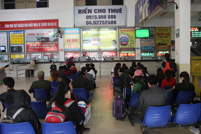Nhà chờ bến xe Mỹ Đình khá thưa thớt, không quá tải như thường thấy trong các dịp lễ tết.