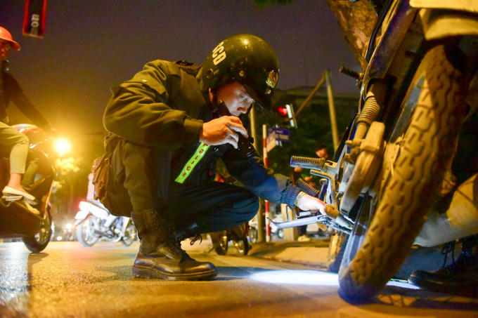 "Trong quá trình tuần tra kiểm soát, có nhiều thanh thiếu niên tụ tập, để giải tán cần các lực lượng phối hợp cùng. Với quân số ít, anh em chiến sỹ cố gắng hoàn thành nhiệm vụ", Đại đội phó đại đội 1 Trịnh Ngọc Tuấn cho biết.
