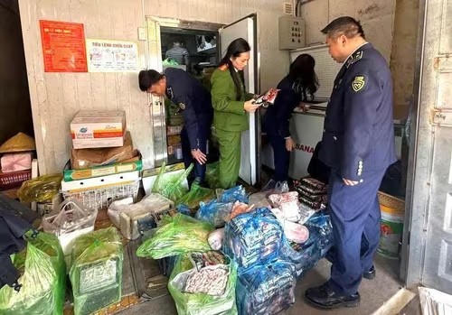 Lực lượng chức năng kiểm tra số hàng hóa không rõ nguồn gốc. (Ảnh: Công an Thanh Hoá)