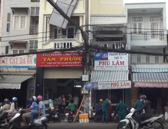 TP HCM: Biển quảng c&aacute;o rơi tr&uacute;ng d&acirc;y điện, 3 người bị điện giật bất tỉnh