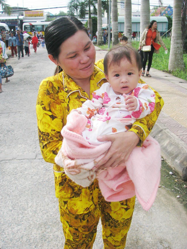 Một em bé mới 7 tháng tuổi theo mẹ chạy bão.