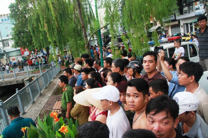 Rất đông người dân hiếu kỳ tập trung theo dõi