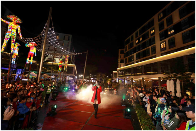 Ca sĩ Ái Phương trình diễn ca khúc đưng trưng mùa Noel "Jingle Bells". (Ảnh: Zee team).