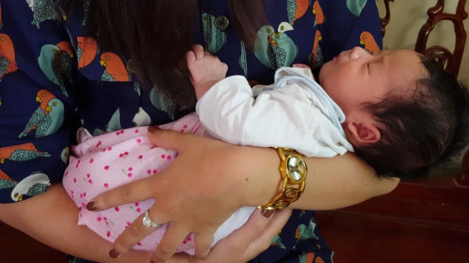 Bé trai phải xa rời người mẹ sau khi chào đời.