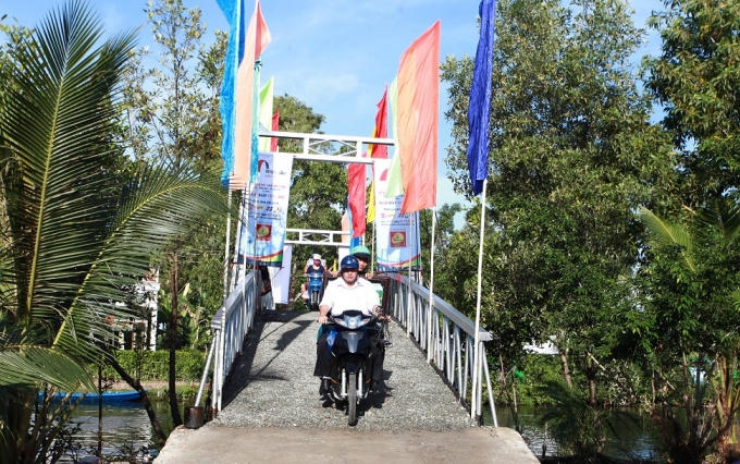 Bà con xã Tân Lộc đi qua chiếc cầu Dr Thanh – Cựa Gà mới khánh thành.