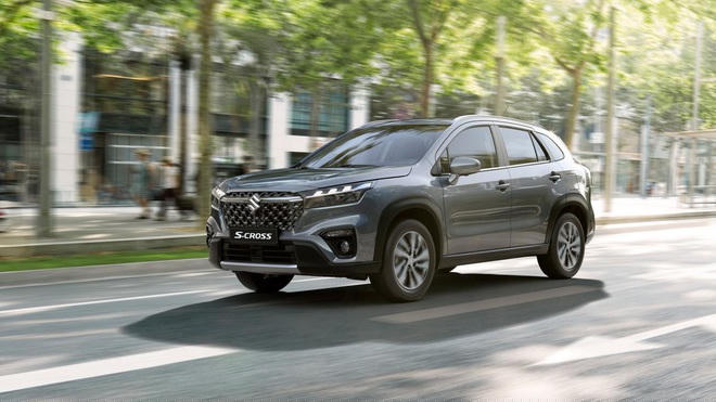 Trong khi đó, thiết kế của Suzuki S-Cross 2022 lại thay đổi đáng kể, hiện đại và đẹp mắt hơn. Đúng như hình ảnh rò rỉ từ trước đó, mẫu crossover cỡ B này có phần đầu xe được dựng thẳng hơn trước, khá giống Suzuki XL7 đang bán tại Việt Nam.