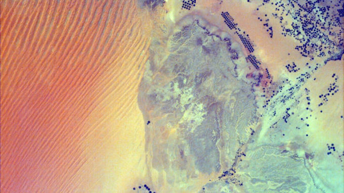 Empty Quarter, Saudi Arabia: EarthKAM của NASA đã bắt được cảnh một giao lộ tuyệt đẹp giữa vùng ngoại ô của thành phố As Sulayyil Sulayel và sa mạc Rub 'al Khali ở Ả Rập Saudi. Còn được gọi là Khu phố Rỗng, đây là sa mạc cát liền kề lớn nhất thế giới.