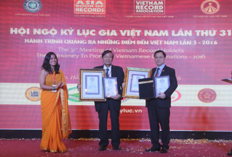 Bà Kalpana Bourai – Đại diện Liên minh Kỷ lục Thế giới trao bằng xác lập kỷ lục “Củ sâm Ngọc Linh lớn nhất thế giới” cho TS Phùng Tuấn Giang.