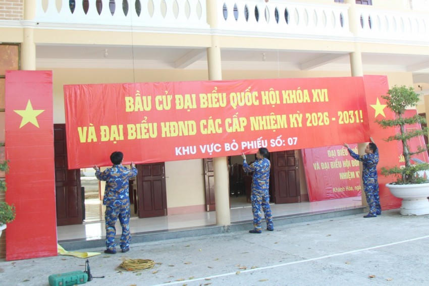 Việc niêm yết ứng cử viên đại biểu ở những nơi trung tâm, dễ quan sát để cử tri thuận tiện nghiên cứu, tìm hiểu
