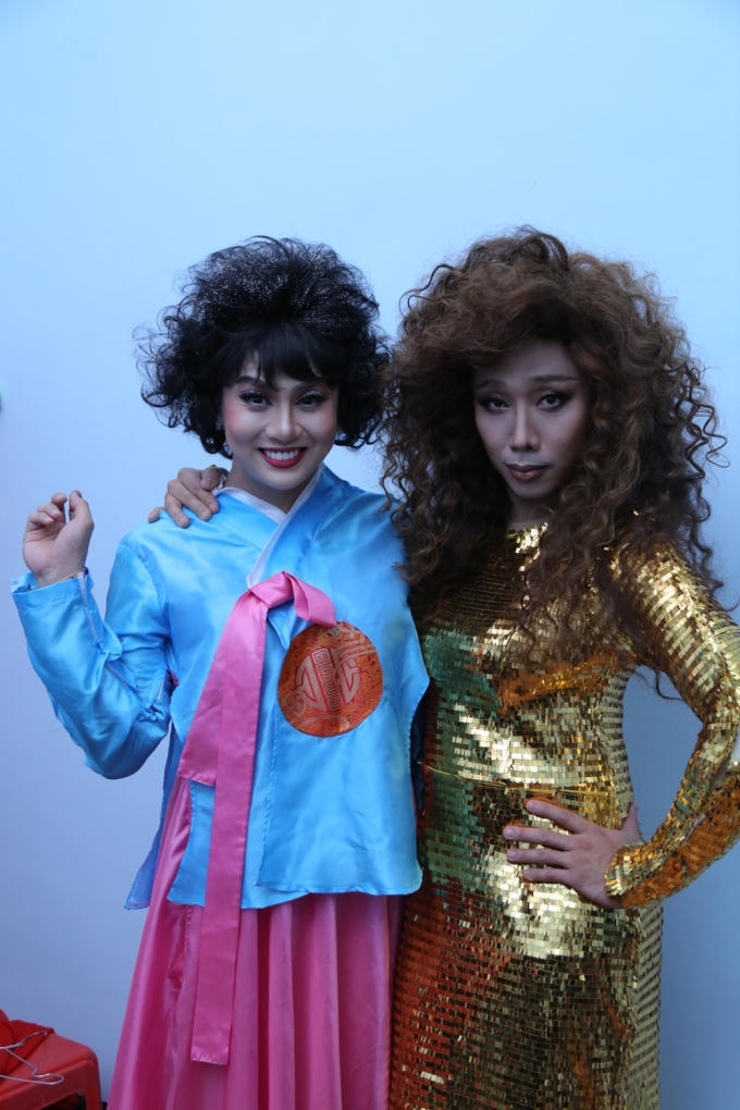 Trấn Thành và cô giáo Khánh nhí nhảnh tạo dáng trong hậu trường liveshow.