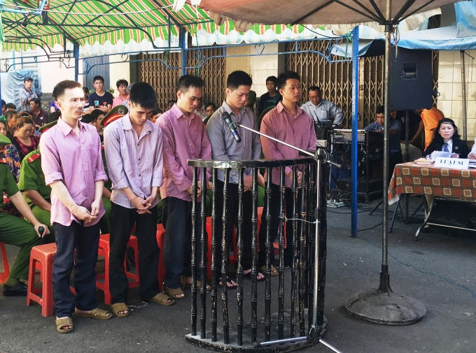 Các bị cáo trước vành móng ngựa.