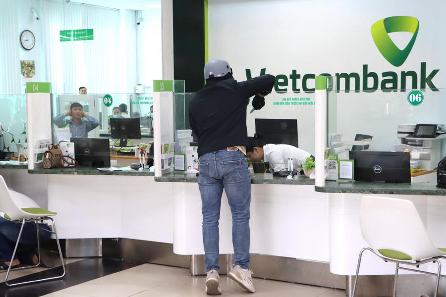 Tình huống giả định: Một đối tượng buộc nhân viên lấy tiền cho vào ba lô.