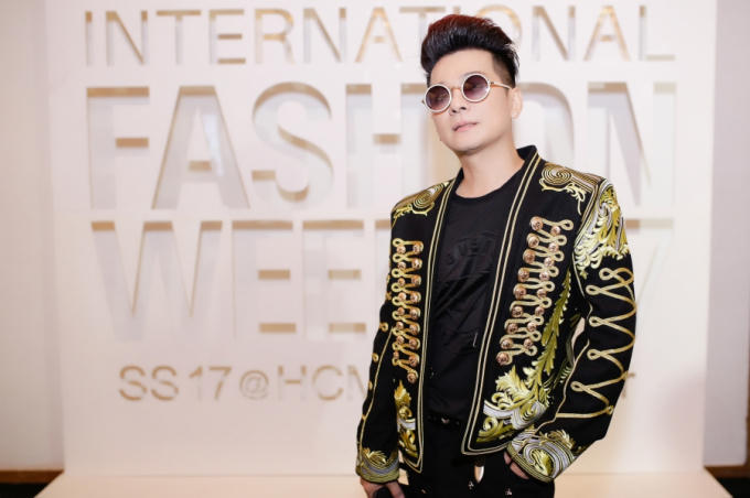 Vũ H&agrave; diện trang phục lạ mắt tr&ecirc;n thảm đỏ Tuần lễ thời trang