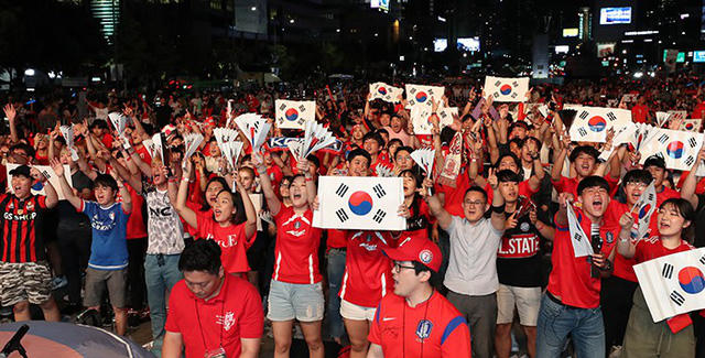 Người dân Hàn Quốc đổ về quảng trường Gwanghwamun ở trung tâm thủ đô Seoul, theo dõi trận Hàn Quốc - Thuỵ Điển đêm qua, thông qua màn hình khổng lồ
