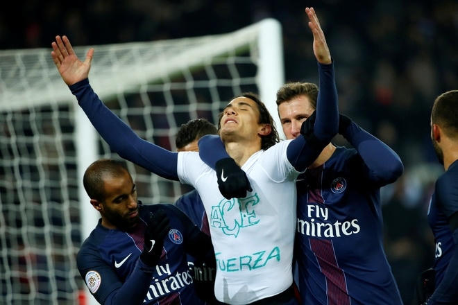 Montpellier - PSG&nbsp;(23h thứ Bảy, 3/12): Chiến thắng sẽ gi&uacute;p c&aacute;c nh&agrave; ĐKVĐ chiếm ng&ocirc;i đầu bảng trước khi Nice ra trận.Hồi giữa tuần, tất cả đội b&oacute;ng ở Ligue 1 đều phải ra s&acirc;n đ&aacute; v&ograve;ng 15. Những trận đấu n&agrave;y diễn ra ngay sau sự kiện chiếc m&aacute;y bay chở c&aacute;c th&agrave;nh vi&ecirc;n của đội b&oacute;ng Brazil&nbsp;Chapecoense rơi ở Colombia. Sau khi ghi b&agrave;n v&agrave;o lưới&nbsp;Angers, Edinson Cavani đ&atilde; cởi &aacute;o ngo&agrave;i để lộ d&ograve;ng chữ