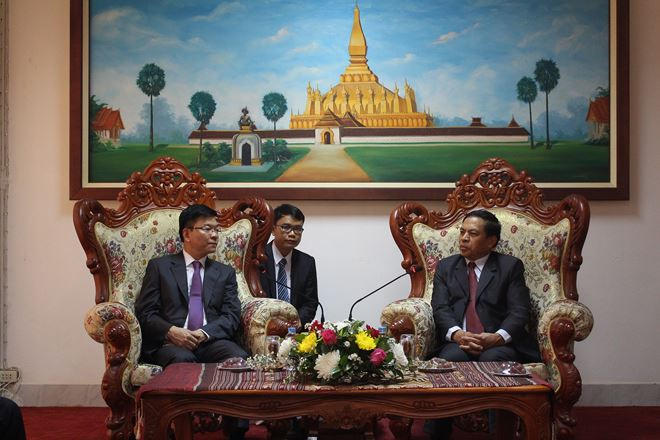 Các đồng chí lãnh đạo, nguyên lãnh đạo Bộ Tư pháp Việt Nam chụp ảnh lưu niệm cùng lãnh đạo Viện KSNDTC Lào