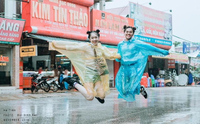 Mưa gió vẫn vui cười, nét hồn nhiên nhí nhảnh của tuổi học trò.