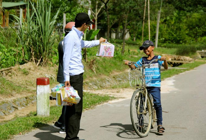 Hàng trăm phần quà đã đến với các em nhân ngày Quốc tế thiếu nhi.
