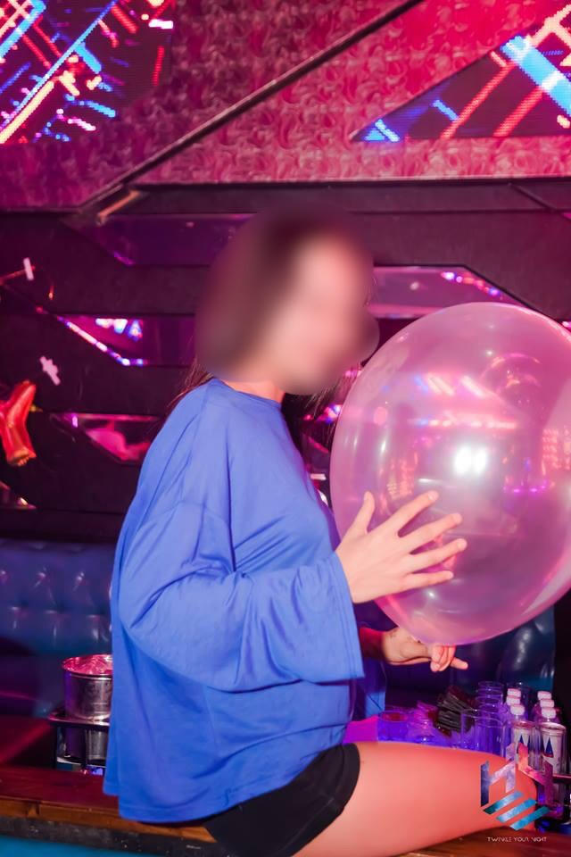 Bên rượu mạnh và nhạc mạnh.