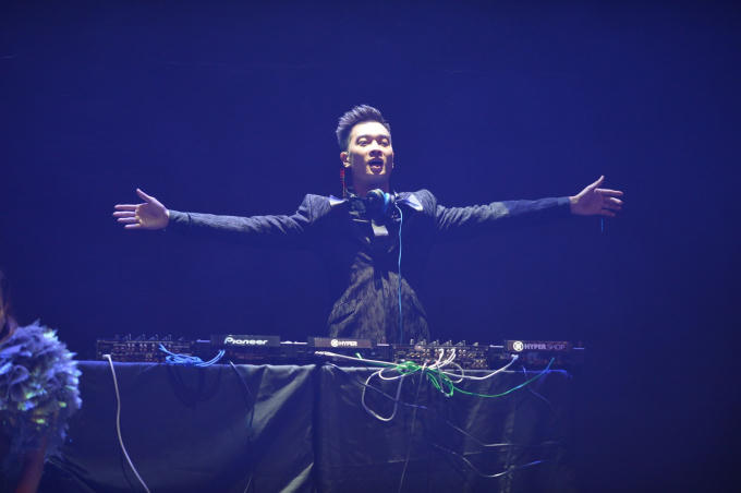 Slim V đã có màn kết hợp đã tai với EDM cùng dàn nhạc giao hưởng Việt Nam cho các ca khúc nhạc dance từng làm nên tên tuổi của Thu Minh.