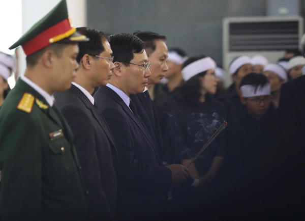 Phó thủ tướng, Bộ trưởng Ngoại giao Phạm Bình Minh dẫn đầu đoàn Bộ Ngoại giao viếng cố Tổng bí thư. Ảnh: Vnexpress