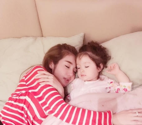 Hai mẹ con ngủ chung với nhau.