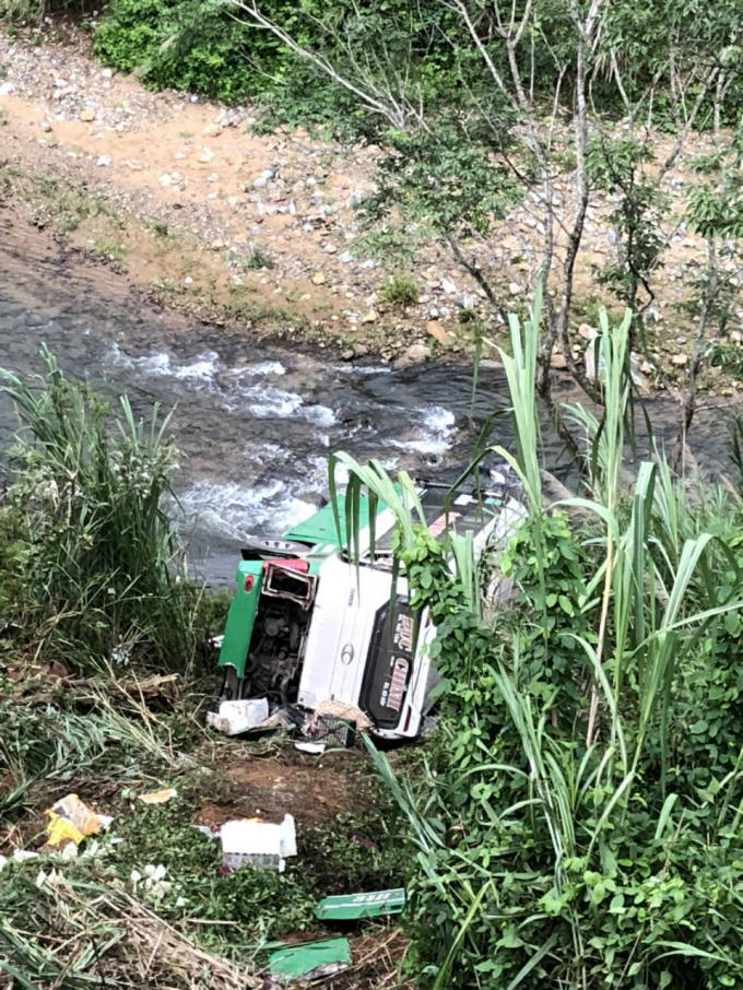 Xe kh&aacute;ch nằm gọn dưới vực s&acirc;u.