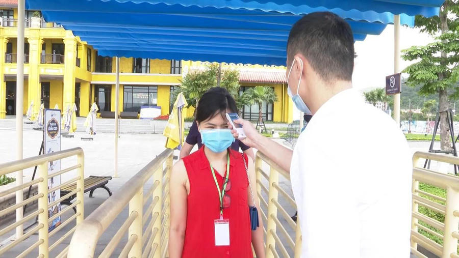 Nhằm đảm bảo an toàn cho khách, hiện tại, Cảng tàu khách quốc tế Hạ Long vẫn duy trì các biện pháp phòng dịch như: du khách được yêu cầu đeo khẩu trang và rửa tay thường xuyên; dán các thông báo phòng dịch; đo thân nhiệt cho du khách…