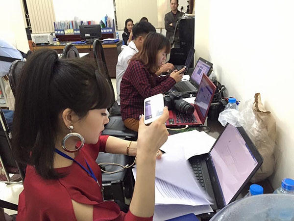 Phóng viên Phapluatplus.vn tác nghiệp sau "cánh gà" trong đêm nhạc "Đời cho ta thế" của ca sĩ Khánh Ly.