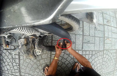 Khi lấy ruột xe ra, ông Huệ tiếp tục bẻ van để buộc khách phải thay ruột