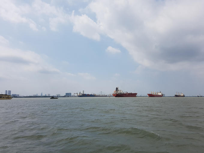 Lưu lượng tàu bè đổ về các luồng liên kết cảng TP Hồ Chí Minh là rất lớn