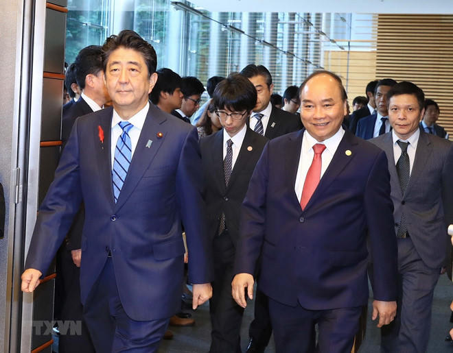 Thủ tướng Nguyễn Xuân Phúc và Thủ tướng Nhật Bản Shinzo Abe chuyển sang phòng họp báo sau khi kết thúc hội đàm. Ảnh: Thống Nhất/TTXVN