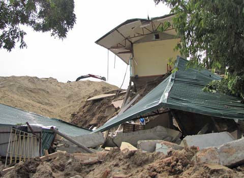 Trước đó, ngày 18/10/2010 tương ứng vị trí từ K29+900 đến K30+050 đê Hữu Hồng đã xảy ra sự cố lún kè Hồng Hậu, phường Phú Thịnh