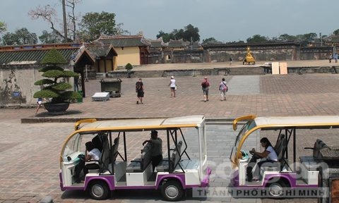 Xe ô tô điện của Cty Hoàng Thành đưa khách đi tham quan trong Đại nội Huế