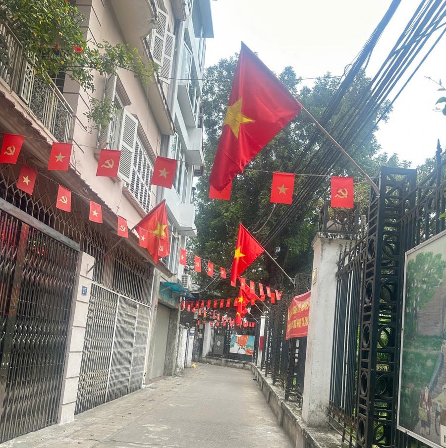 Đường chính của làng uốn lượn men theo sườn Công viên Thủ Lệ.