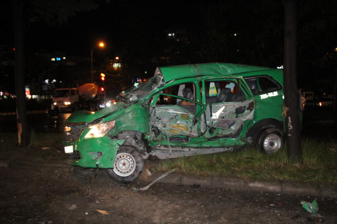Chiếc taxi dập nát, hư hỏng nặng.