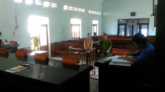 Đối tượng Nguyễn Đức Tùng trong phiên xét xử.