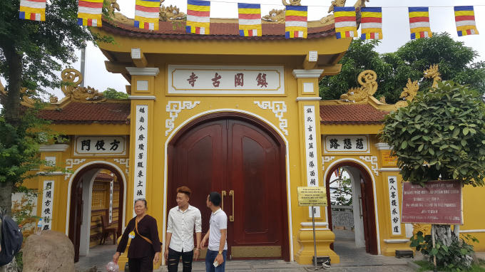 Cổng vào chùa Trấn Quốc.