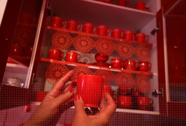 Những tách cà phê cũng đều màu đỏ
