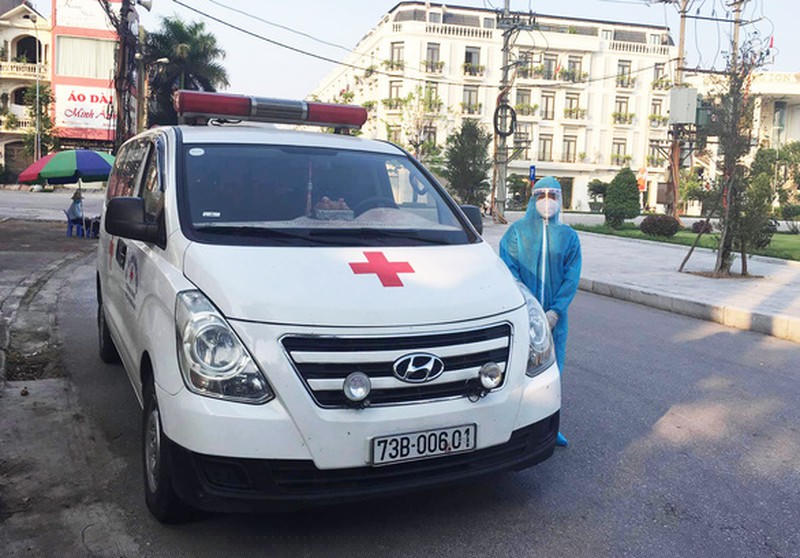 Chàng trai Đặng Minh Trí (mặc đồ bảo hộ) và chiếc xe cứu thương có mặt tại TP Bắc Giang chiều 22/5. 