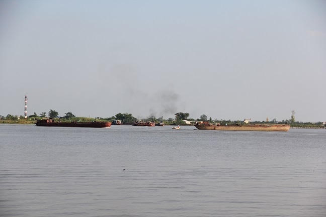 Nhiều thuyền lớn “ùn ùn” kéo nhau ra cắm vòi hút cát giữa sông Hồng bất kể ngày đêm