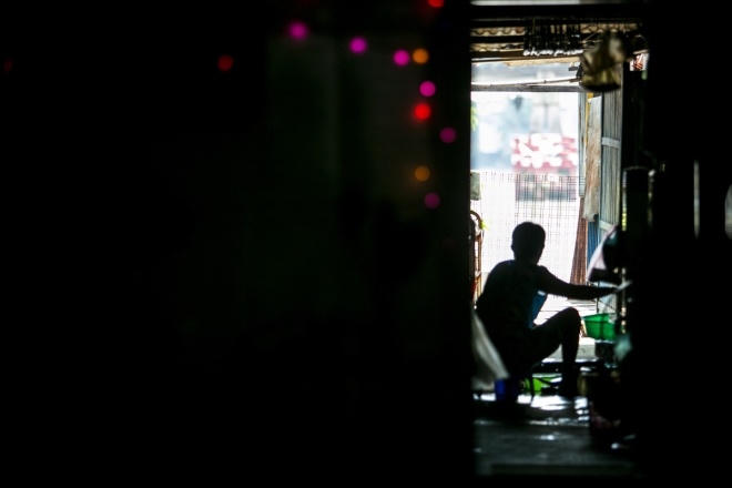 Phần lớn căn nhà gỗ tạm bợ ven kênh Tẻ đều thiếu ánh sáng và dưỡng khí. Bà Huỳnh Thị Lệ Thanh cho biết đã ở đây từ nhỏ nên quen với cảnh sống chật chội, tạm bợ. "Nhà cửa xuống cấp trầm trọng, sống mà luôn nơm nớp lo sợ không biết lúc nào nó sập", bà Thanh nói.