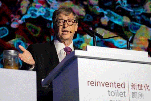 Bill Gates thuyết trình về hệ thống bồn cầu tự diệt khuẩn  tại Bắc Kinh, Trung Quốc.